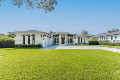 Villa ou maison à vendre à Miami, Floride: 5 chambres, 465.07 m2 № 1949329 - photo 1