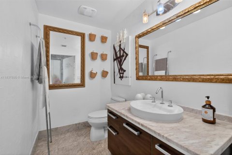 Condo in Miami, Florida, 1 bedroom  № 1821932 - photo 3