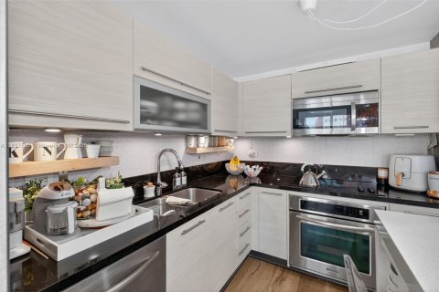 Condo in Miami, Florida, 1 bedroom  № 1821932 - photo 9