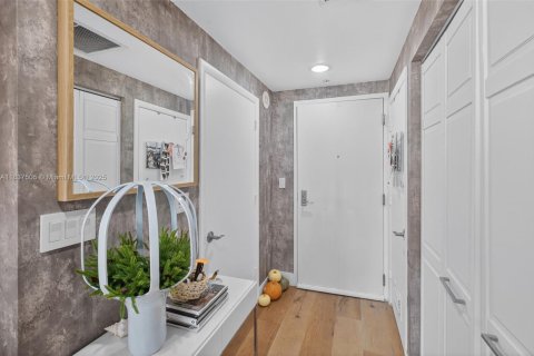 Condo in Miami, Florida, 1 bedroom  № 1821932 - photo 2
