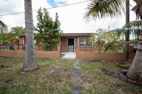 House in Miami, Florida 3 bedrooms, 92.9 sq.m. № 2040606 - photo 6