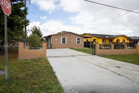 House in Miami, Florida 3 bedrooms, 92.9 sq.m. № 2040606 - photo 2