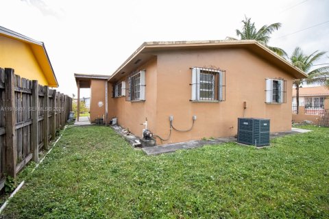 House in Miami, Florida 3 bedrooms, 92.9 sq.m. № 2040606 - photo 23