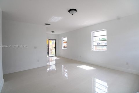 House in Miami, Florida 3 bedrooms, 92.9 sq.m. № 2040606 - photo 10