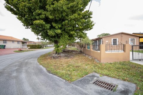 House in Miami, Florida 3 bedrooms, 92.9 sq.m. № 2040606 - photo 3