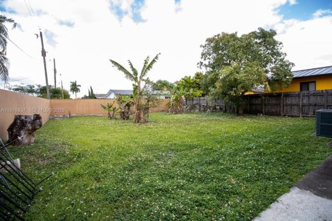 House in Miami, Florida 3 bedrooms, 92.9 sq.m. № 2040606 - photo 21