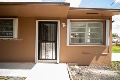 House in Miami, Florida 3 bedrooms, 92.9 sq.m. № 2040606 - photo 5