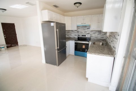 House in Miami, Florida 3 bedrooms, 92.9 sq.m. № 2040606 - photo 12