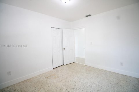 House in Miami, Florida 3 bedrooms, 92.9 sq.m. № 2040606 - photo 16