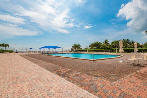 Condominio en venta en Hallandale Beach, Florida, 1 dormitorio, 68.84 m2 № 1984914 - foto 26