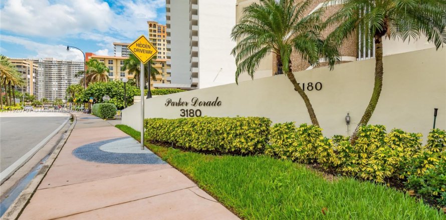 Condominio en Hallandale Beach, Florida, 1 dormitorio № 1984914