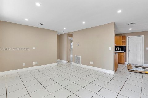 Villa ou maison à louer à Fort Lauderdale, Floride: 3 chambres, 80.82 m2 № 1999558 - photo 3