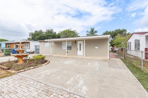 Villa ou maison à louer à Fort Lauderdale, Floride: 3 chambres, 80.82 m2 № 1999558 - photo 2