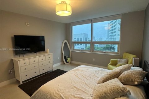 Condo in Miami, Florida, 2 bedrooms  № 1891425 - photo 17