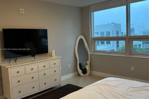 Condo in Miami, Florida, 2 bedrooms  № 1891425 - photo 21