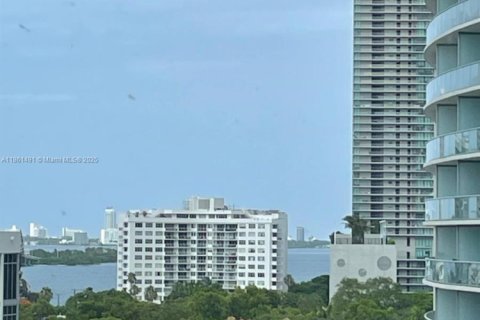 Condo in Miami, Florida, 2 bedrooms  № 1891425 - photo 1