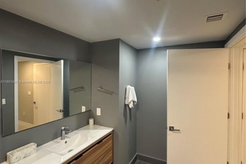 Condo in Miami, Florida, 2 bedrooms  № 1891425 - photo 13
