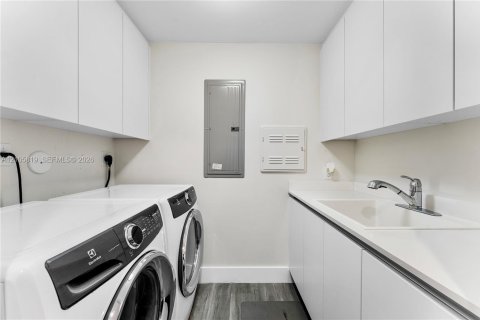 Condo in Fort Lauderdale, Florida, 2 bedrooms  № 2418107 - photo 19