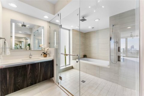 Condo in Fort Lauderdale, Florida, 2 bedrooms  № 2418107 - photo 12