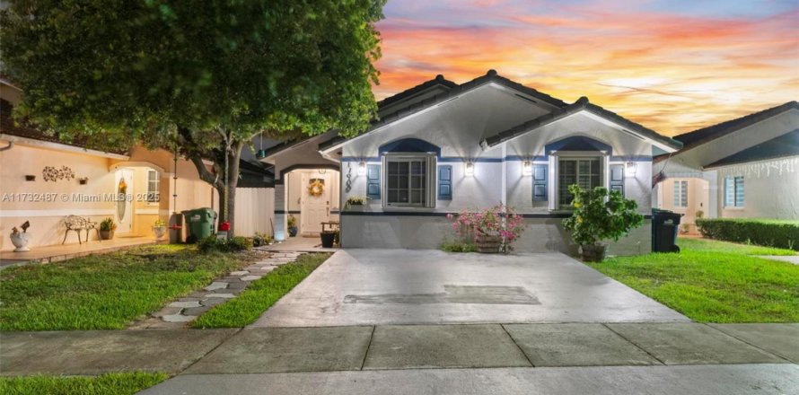 House in Miami, Florida 3 bedrooms, 114.64 sq.m. № 1859792