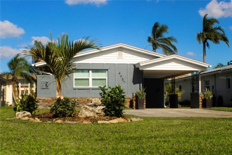 House in New Port Richey, Florida 2 bedrooms, 118.54 sq.m. № 2230642