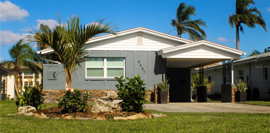 House in New Port Richey, Florida 2 bedrooms, 118.54 sq.m. № 2230642