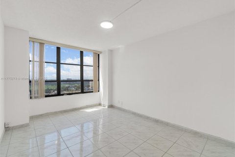 Condominio en venta en Hallandale Beach, Florida, 2 dormitorios, 130.06 m2 № 1738341 - foto 13