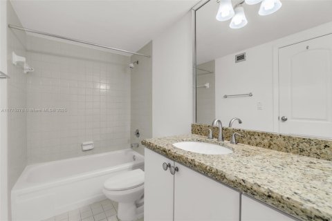 Condominio en venta en Hallandale Beach, Florida, 2 dormitorios, 130.06 m2 № 1738341 - foto 15