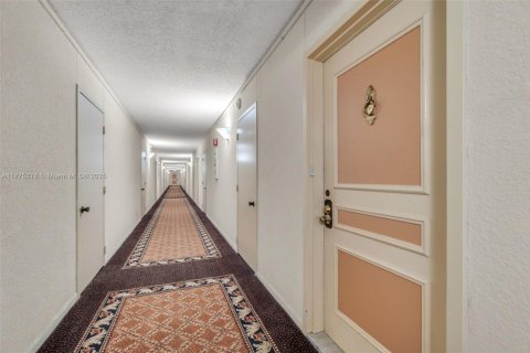 Condominio en venta en Hallandale Beach, Florida, 2 dormitorios, 130.06 m2 № 1738341 - foto 21