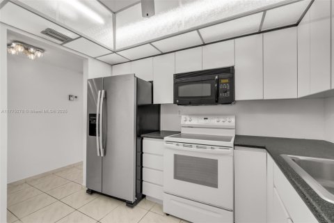 Condominio en venta en Hallandale Beach, Florida, 2 dormitorios, 130.06 m2 № 1738341 - foto 1