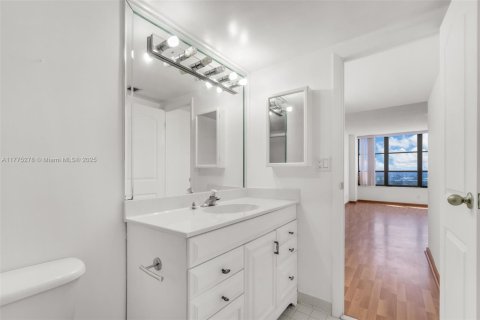Condominio en venta en Hallandale Beach, Florida, 2 dormitorios, 130.06 m2 № 1738341 - foto 10