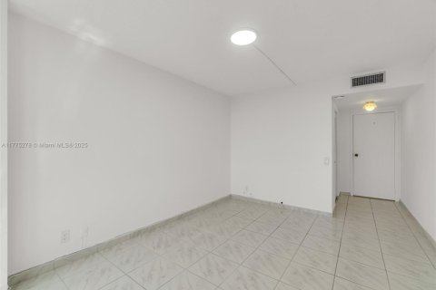 Condominio en venta en Hallandale Beach, Florida, 2 dormitorios, 130.06 m2 № 1738341 - foto 14