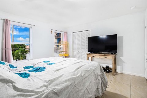 Adosado en venta en Hialeah, Florida, 2 dormitorios, 123.56 m2 № 1941354 - foto 19