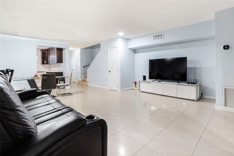 Adosado en venta en Hialeah, Florida, 2 dormitorios, 123.56 m2 № 1941354 - foto 6