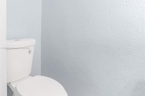 Adosado en venta en Hialeah, Florida, 2 dormitorios, 123.56 m2 № 1941354 - foto 17