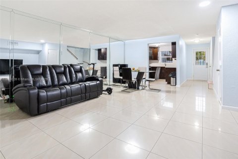 Adosado en venta en Hialeah, Florida, 2 dormitorios, 123.56 m2 № 1941354 - foto 7