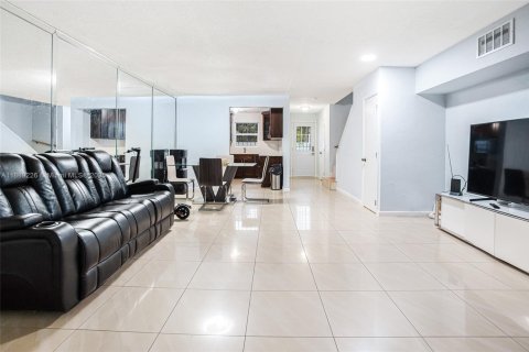 Adosado en venta en Hialeah, Florida, 2 dormitorios, 123.56 m2 № 1941354 - foto 8
