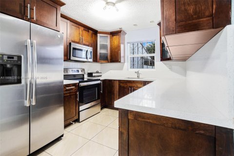 Adosado en venta en Hialeah, Florida, 2 dormitorios, 123.56 m2 № 1941354 - foto 10