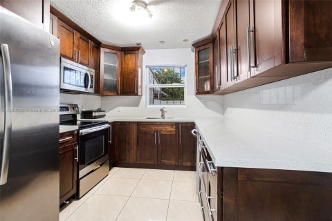 Adosado en venta en Hialeah, Florida, 2 dormitorios, 123.56 m2 № 1941354 - foto 11