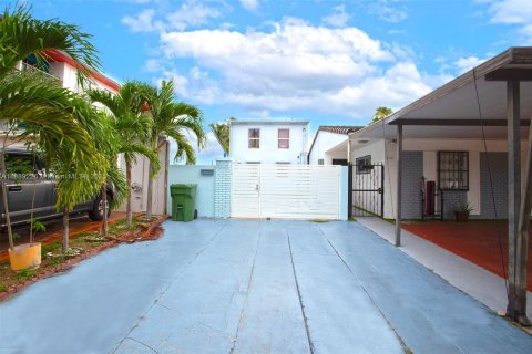 Adosado en venta en Hialeah, Florida, 2 dormitorios, 123.56 m2 № 1941354 - foto 1