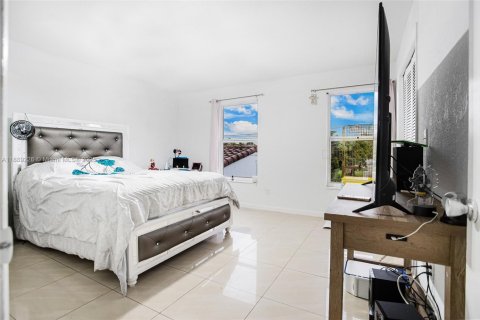 Adosado en venta en Hialeah, Florida, 2 dormitorios, 123.56 m2 № 1941354 - foto 18