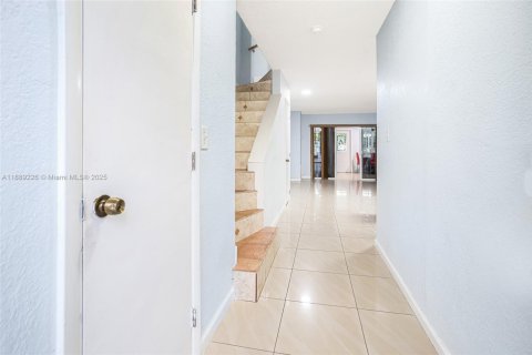Adosado en venta en Hialeah, Florida, 2 dormitorios, 123.56 m2 № 1941354 - foto 4
