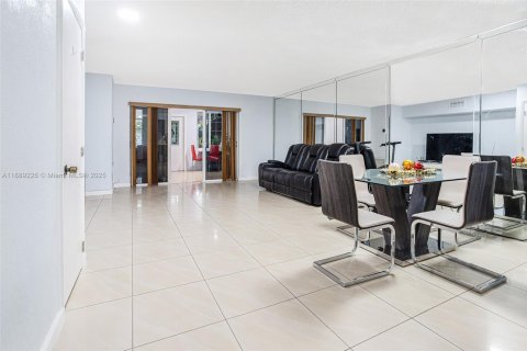 Adosado en venta en Hialeah, Florida, 2 dormitorios, 123.56 m2 № 1941354 - foto 5
