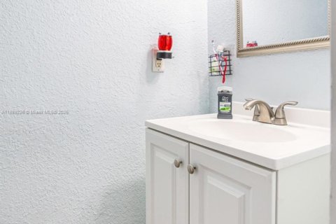 Adosado en venta en Hialeah, Florida, 2 dormitorios, 123.56 m2 № 1941354 - foto 16