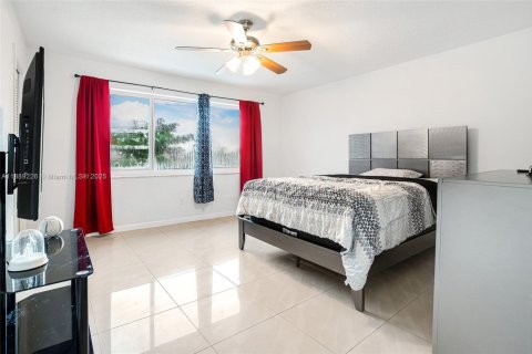 Adosado en venta en Hialeah, Florida, 2 dormitorios, 123.56 m2 № 1941354 - foto 22