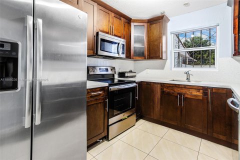 Adosado en venta en Hialeah, Florida, 2 dormitorios, 123.56 m2 № 1941354 - foto 12