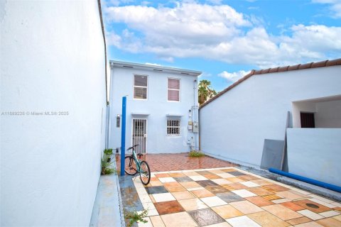 Adosado en venta en Hialeah, Florida, 2 dormitorios, 123.56 m2 № 1941354 - foto 3