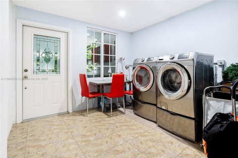 Adosado en venta en Hialeah, Florida, 2 dormitorios, 123.56 m2 № 1941354 - foto 14