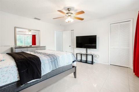 Adosado en venta en Hialeah, Florida, 2 dormitorios, 123.56 m2 № 1941354 - foto 24