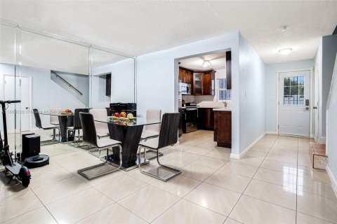 Adosado en venta en Hialeah, Florida, 2 dormitorios, 123.56 m2 № 1941354 - foto 9